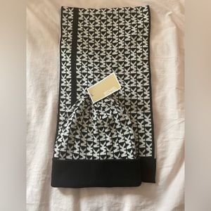 NEW (NWT) MICHAEL KORS BLACK /
WHITE 2 PIECE SCARF HAT SET NEW